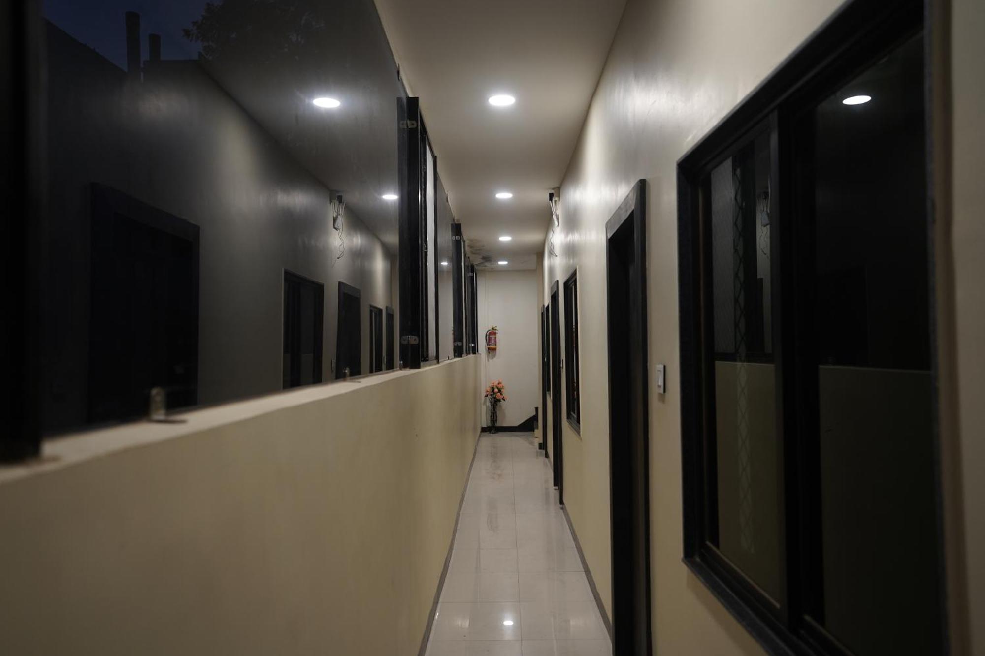 Hotel Dev Kripa Ujjain Buitenkant foto