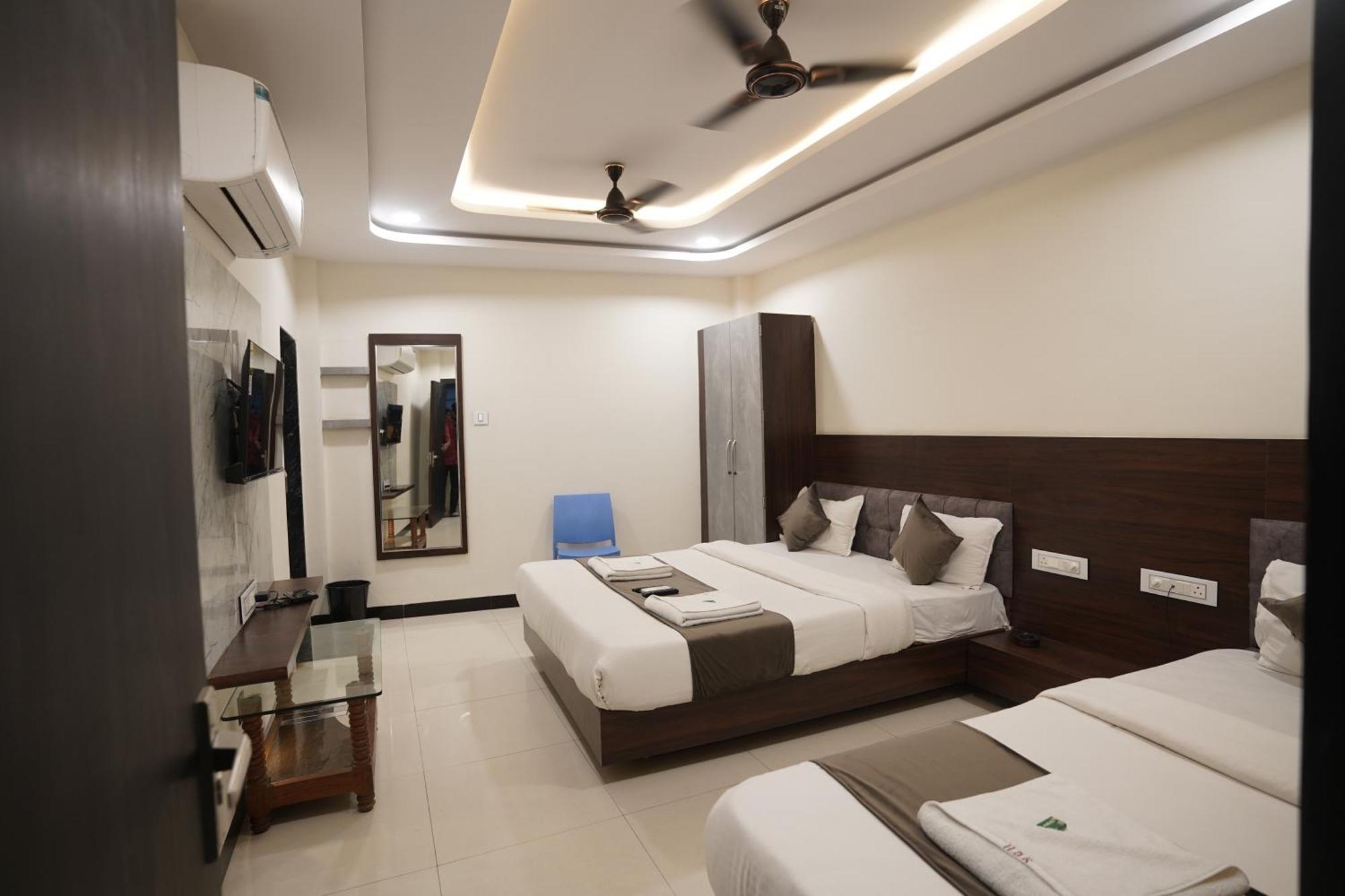 Hotel Dev Kripa Ujjain Buitenkant foto