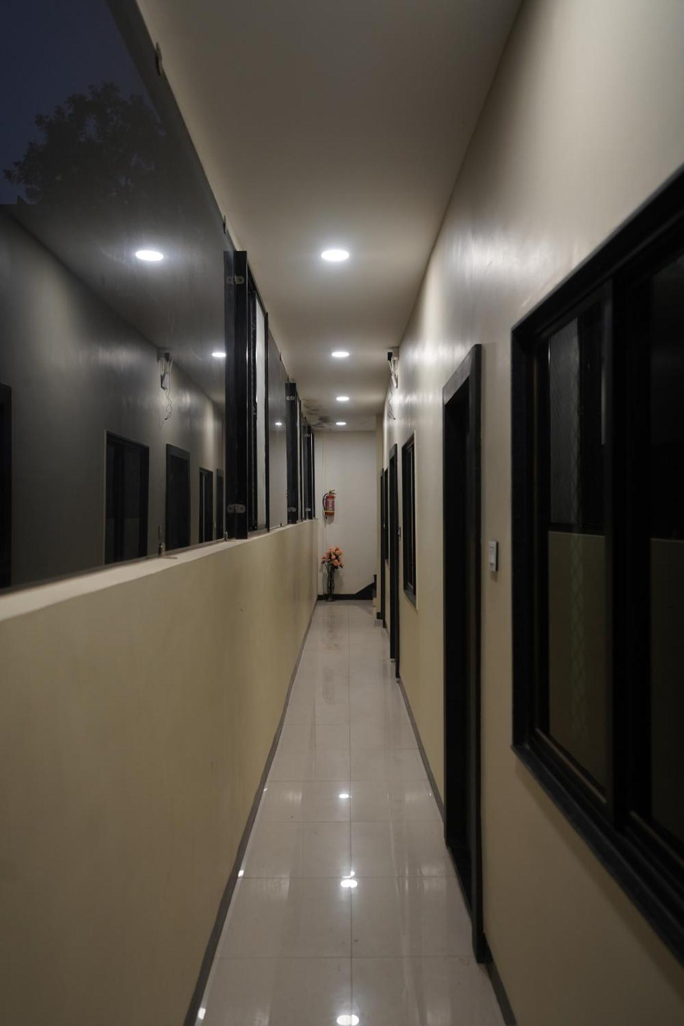 Hotel Dev Kripa Ujjain Buitenkant foto
