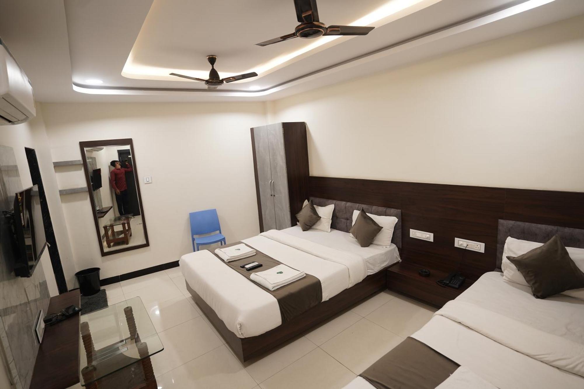 Hotel Dev Kripa Ujjain Buitenkant foto