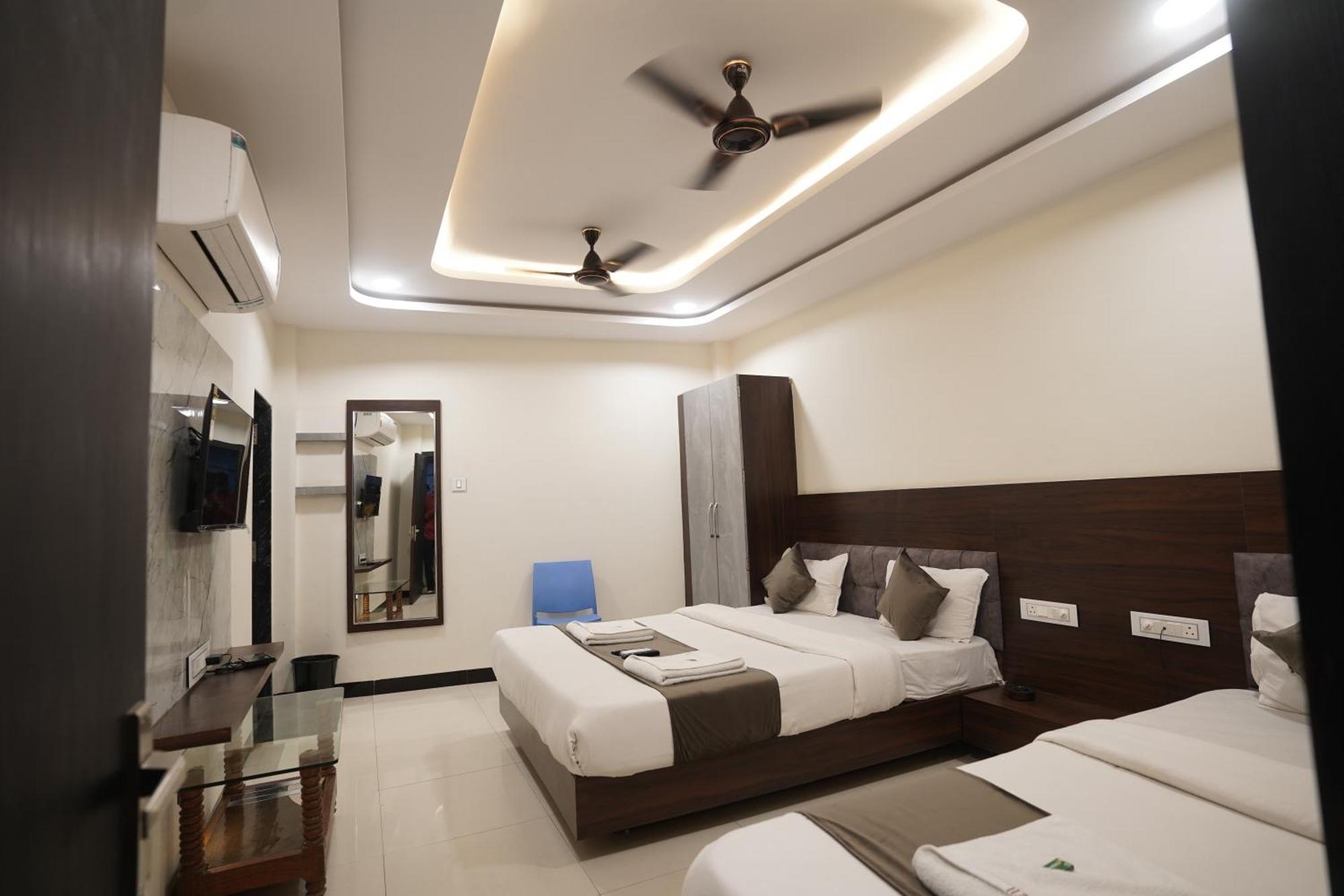 Hotel Dev Kripa Ujjain Buitenkant foto