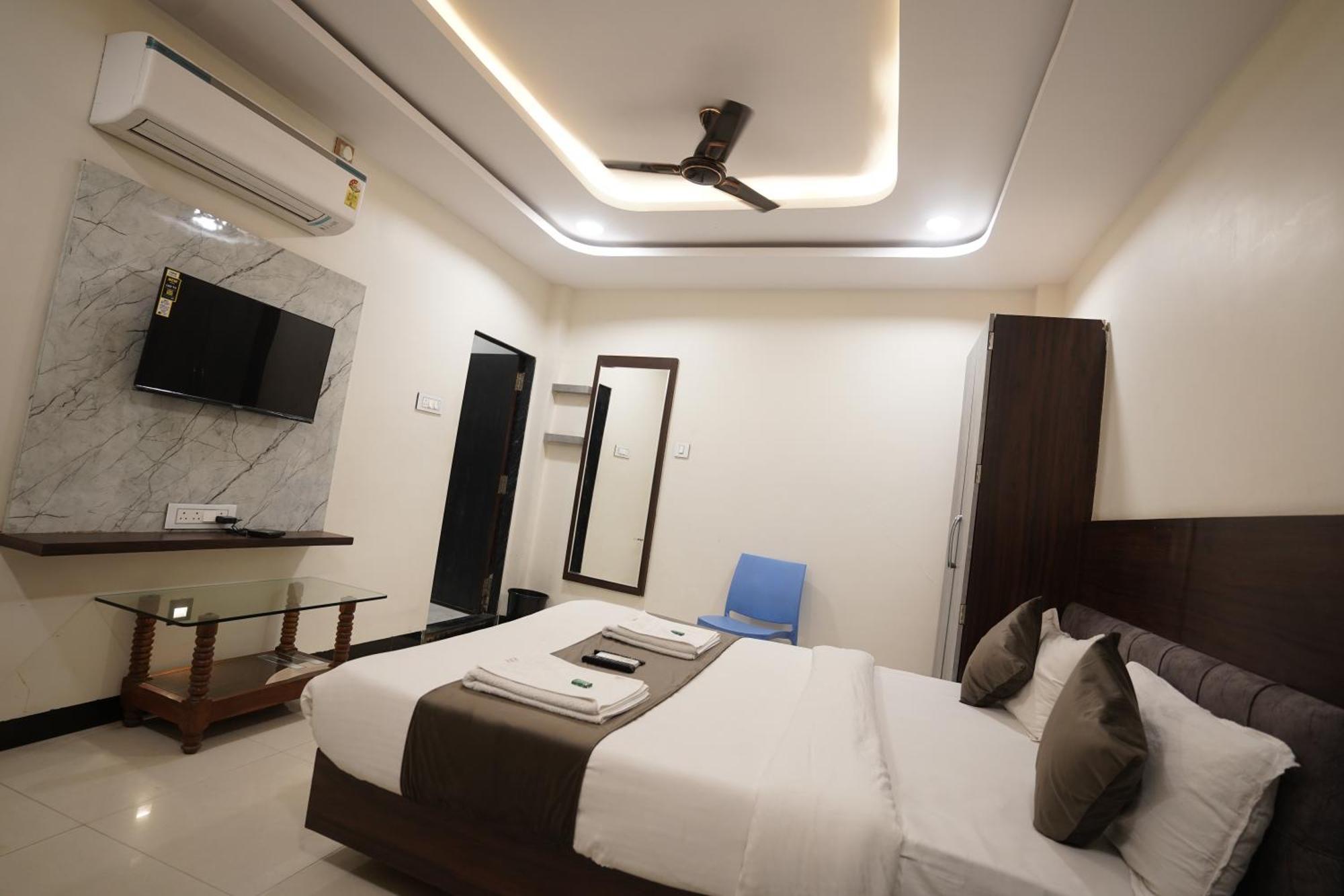 Hotel Dev Kripa Ujjain Buitenkant foto