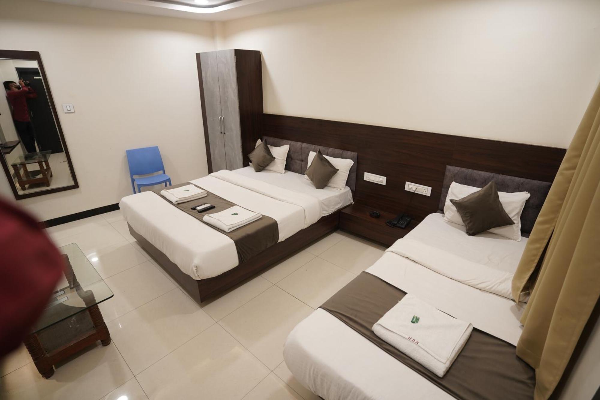 Hotel Dev Kripa Ujjain Buitenkant foto