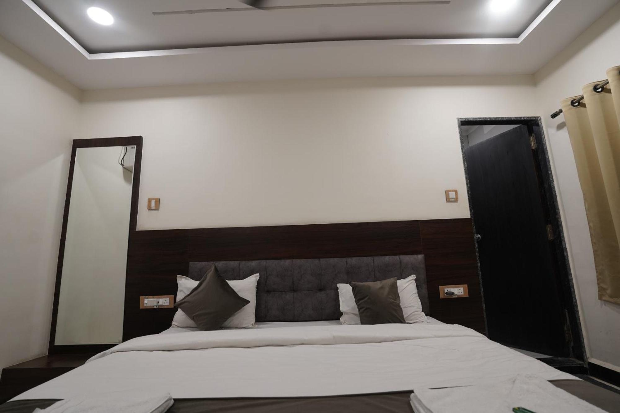 Hotel Dev Kripa Ujjain Buitenkant foto