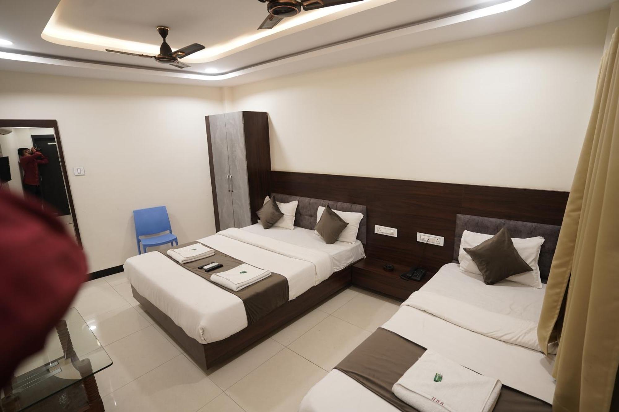Hotel Dev Kripa Ujjain Buitenkant foto