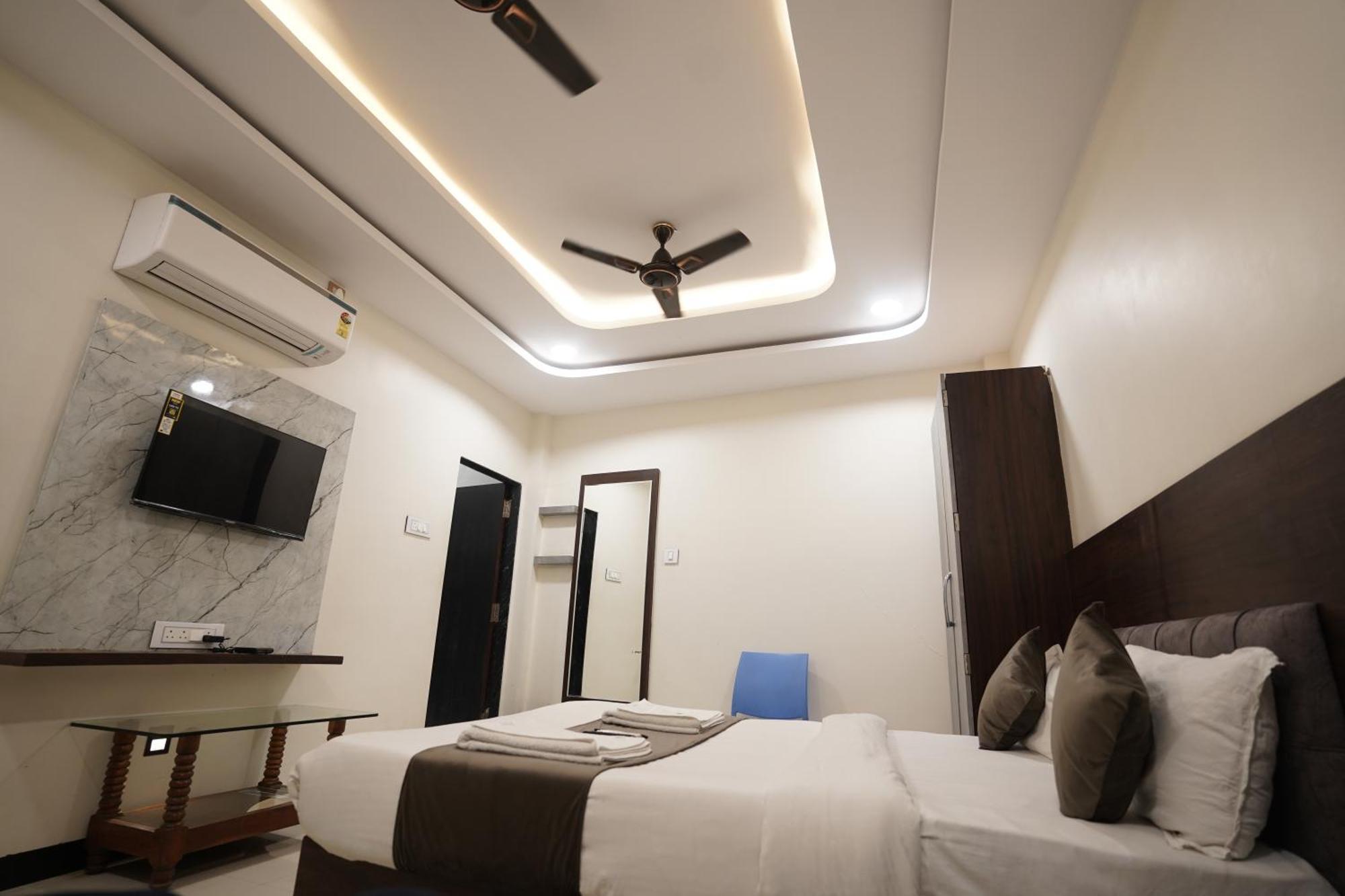 Hotel Dev Kripa Ujjain Buitenkant foto