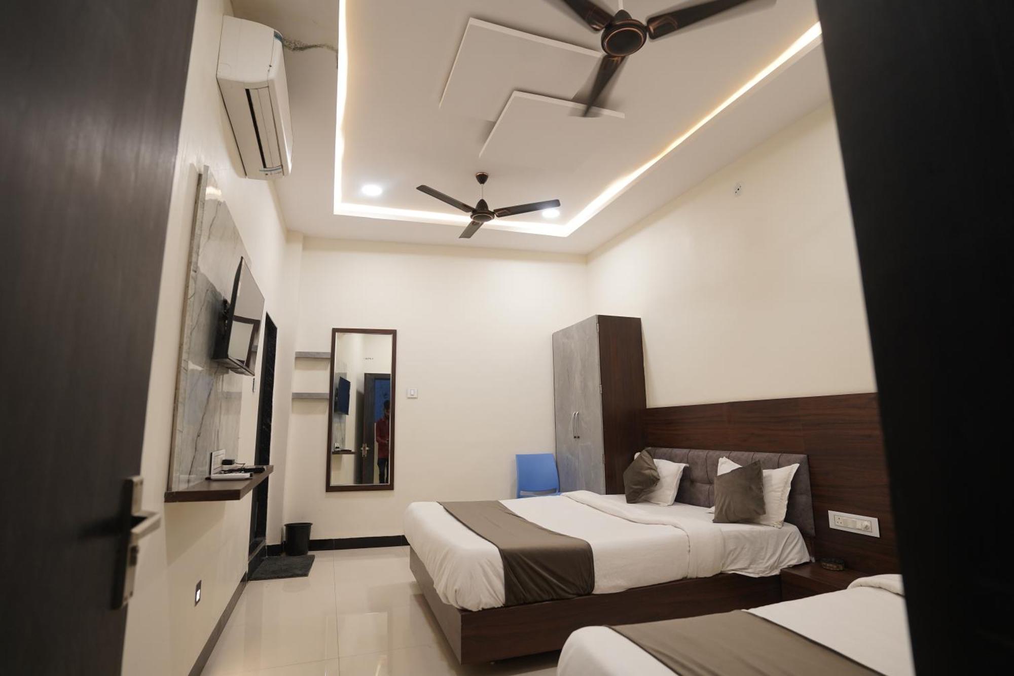 Hotel Dev Kripa Ujjain Buitenkant foto