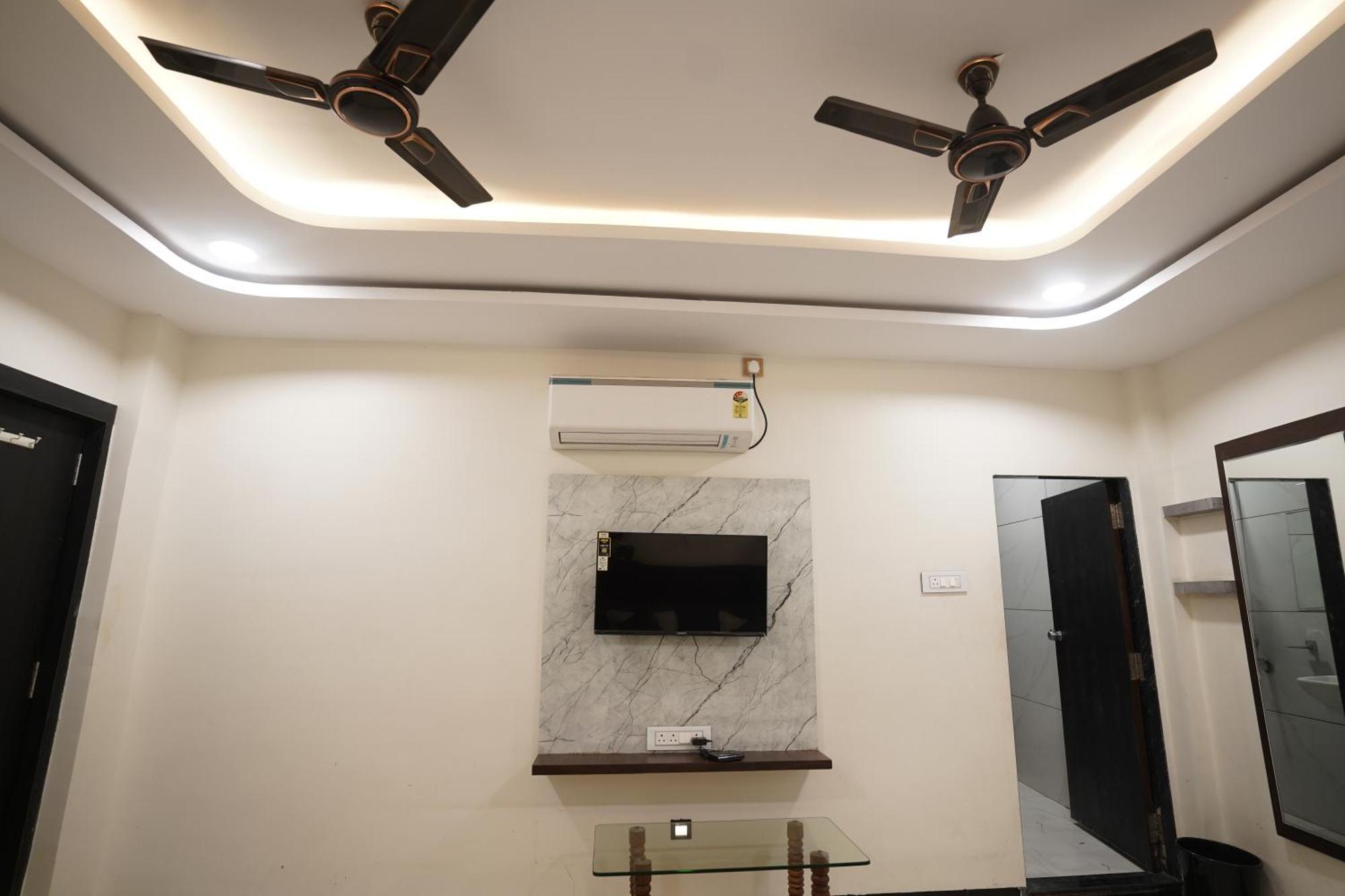 Hotel Dev Kripa Ujjain Buitenkant foto