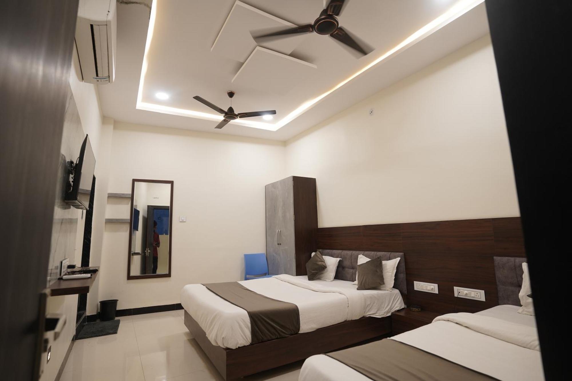 Hotel Dev Kripa Ujjain Buitenkant foto