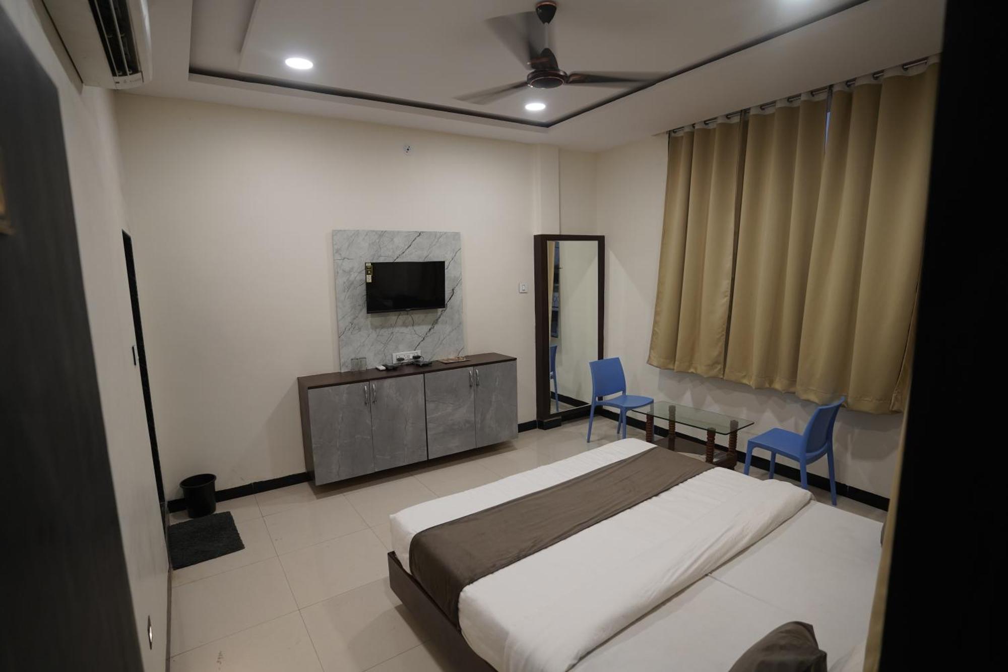Hotel Dev Kripa Ujjain Buitenkant foto