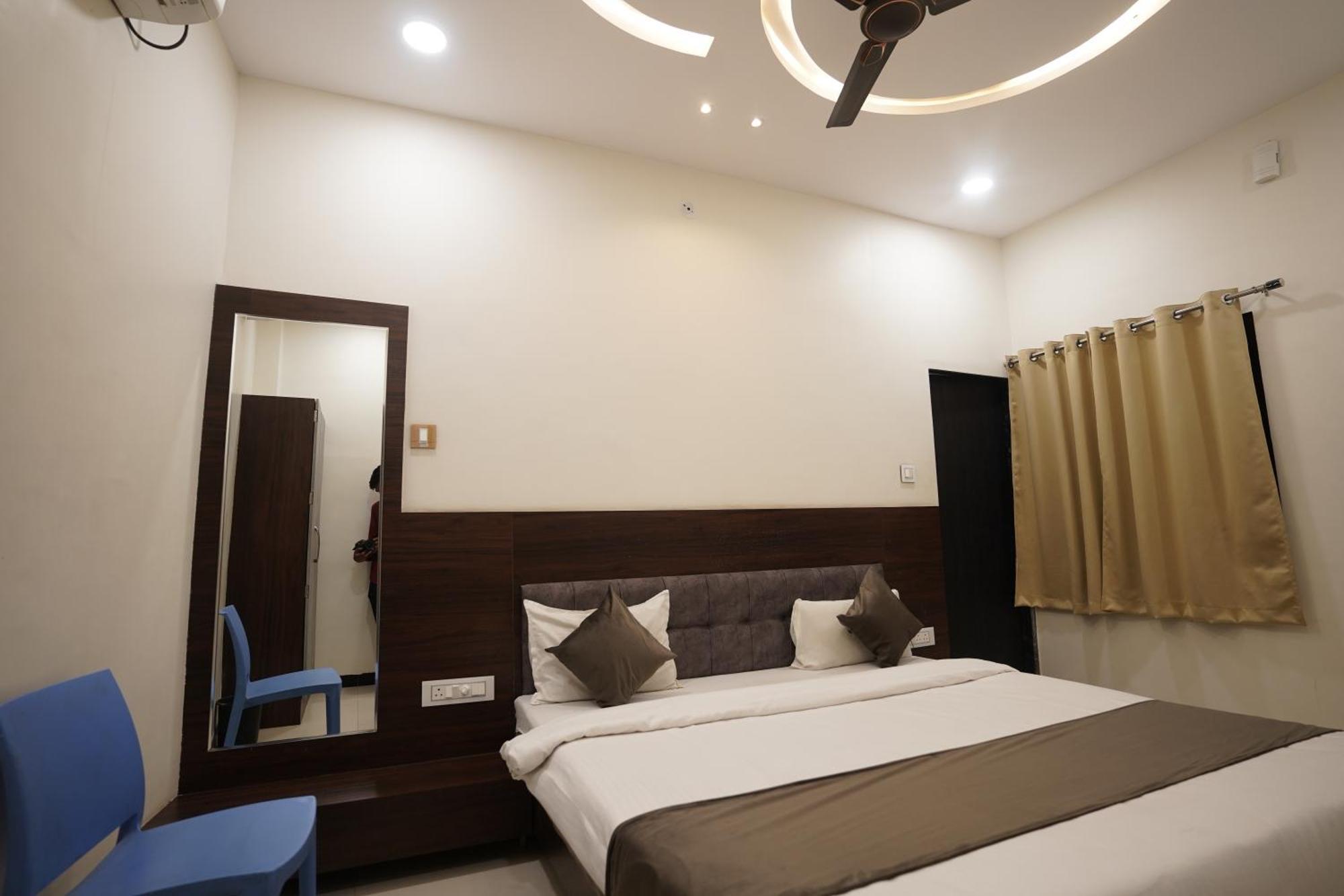 Hotel Dev Kripa Ujjain Buitenkant foto