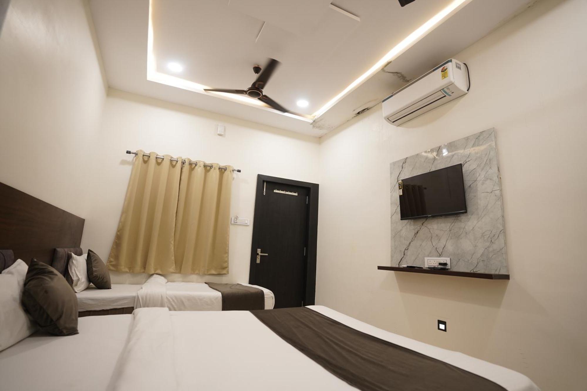Hotel Dev Kripa Ujjain Buitenkant foto