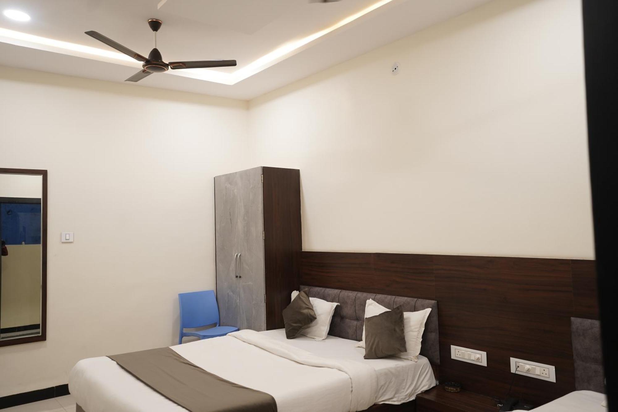 Hotel Dev Kripa Ujjain Buitenkant foto