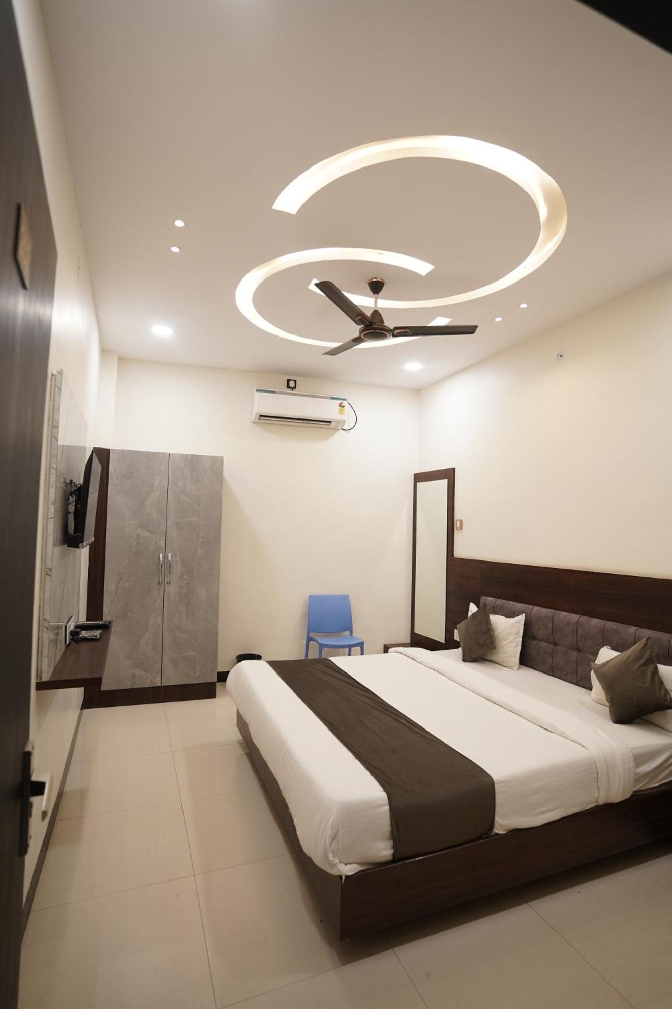 Hotel Dev Kripa Ujjain Buitenkant foto