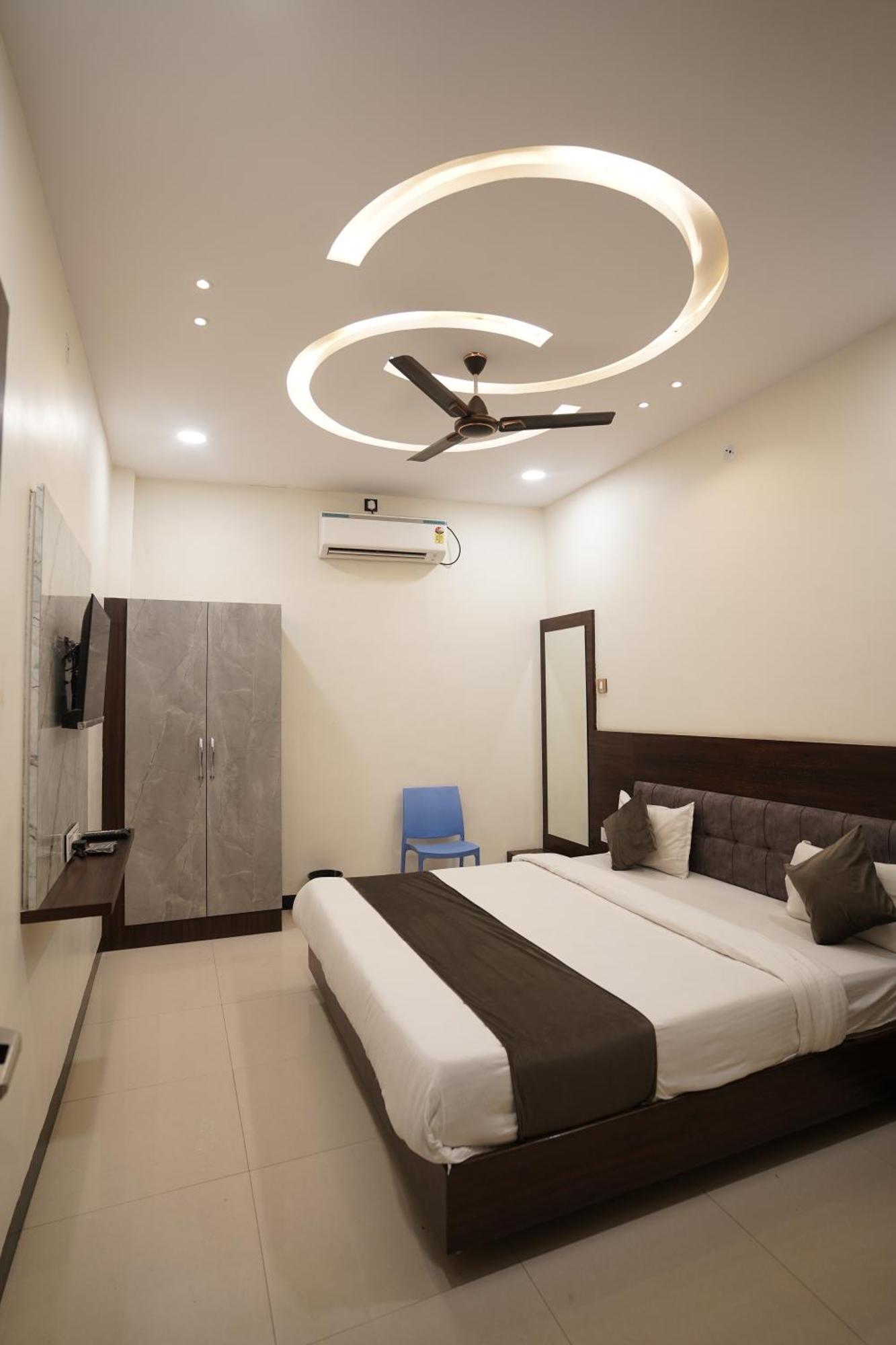 Hotel Dev Kripa Ujjain Buitenkant foto
