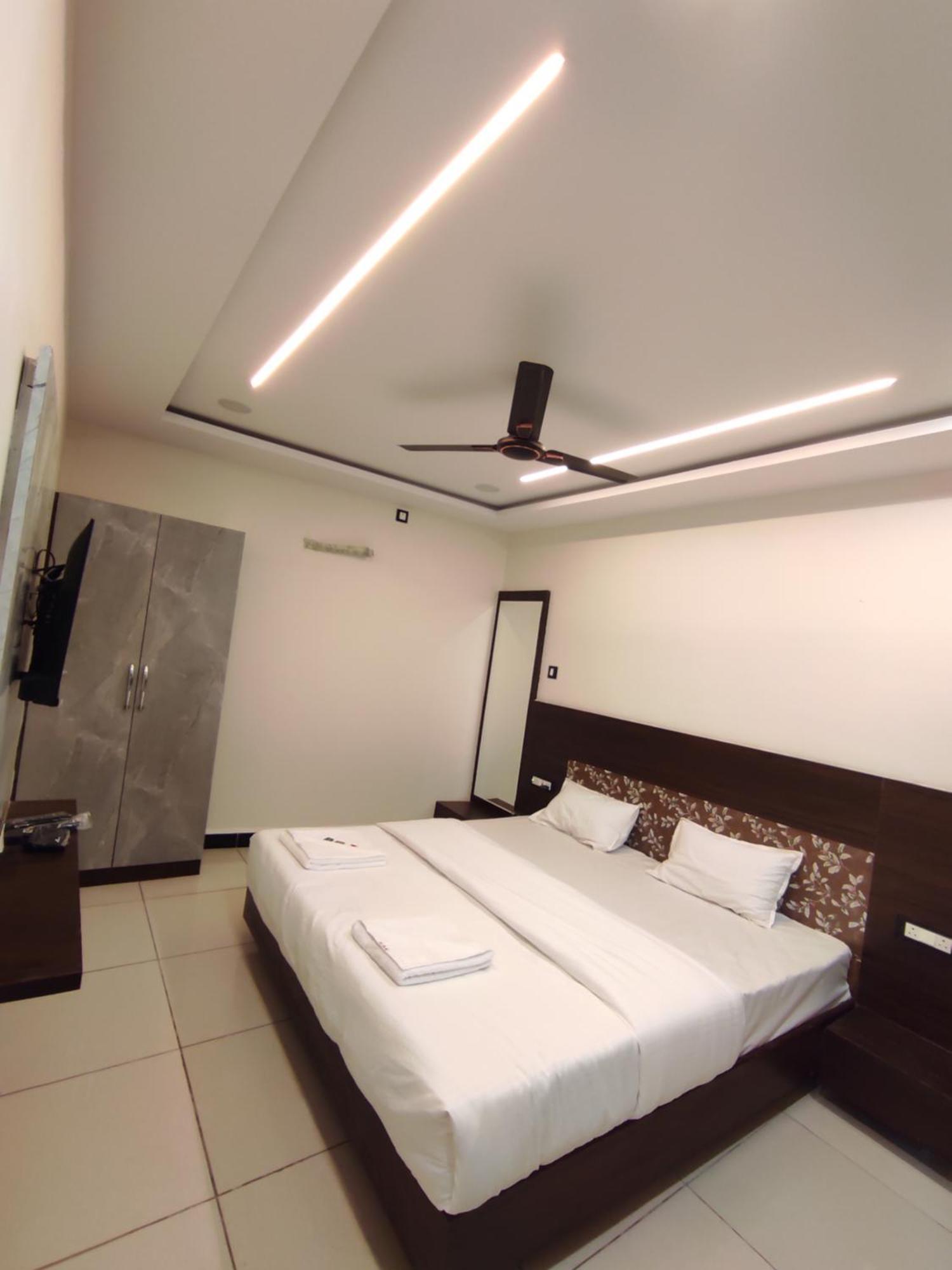 Hotel Dev Kripa Ujjain Buitenkant foto