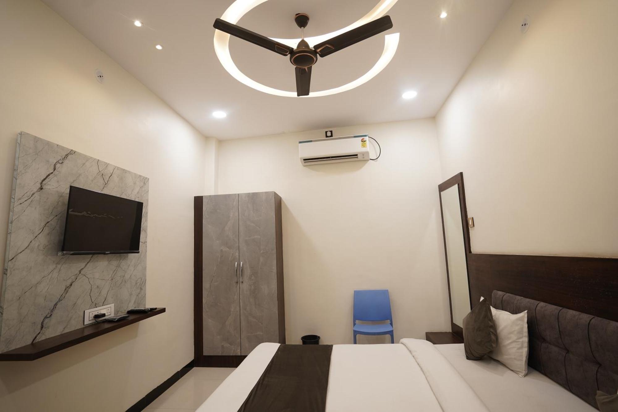 Hotel Dev Kripa Ujjain Buitenkant foto
