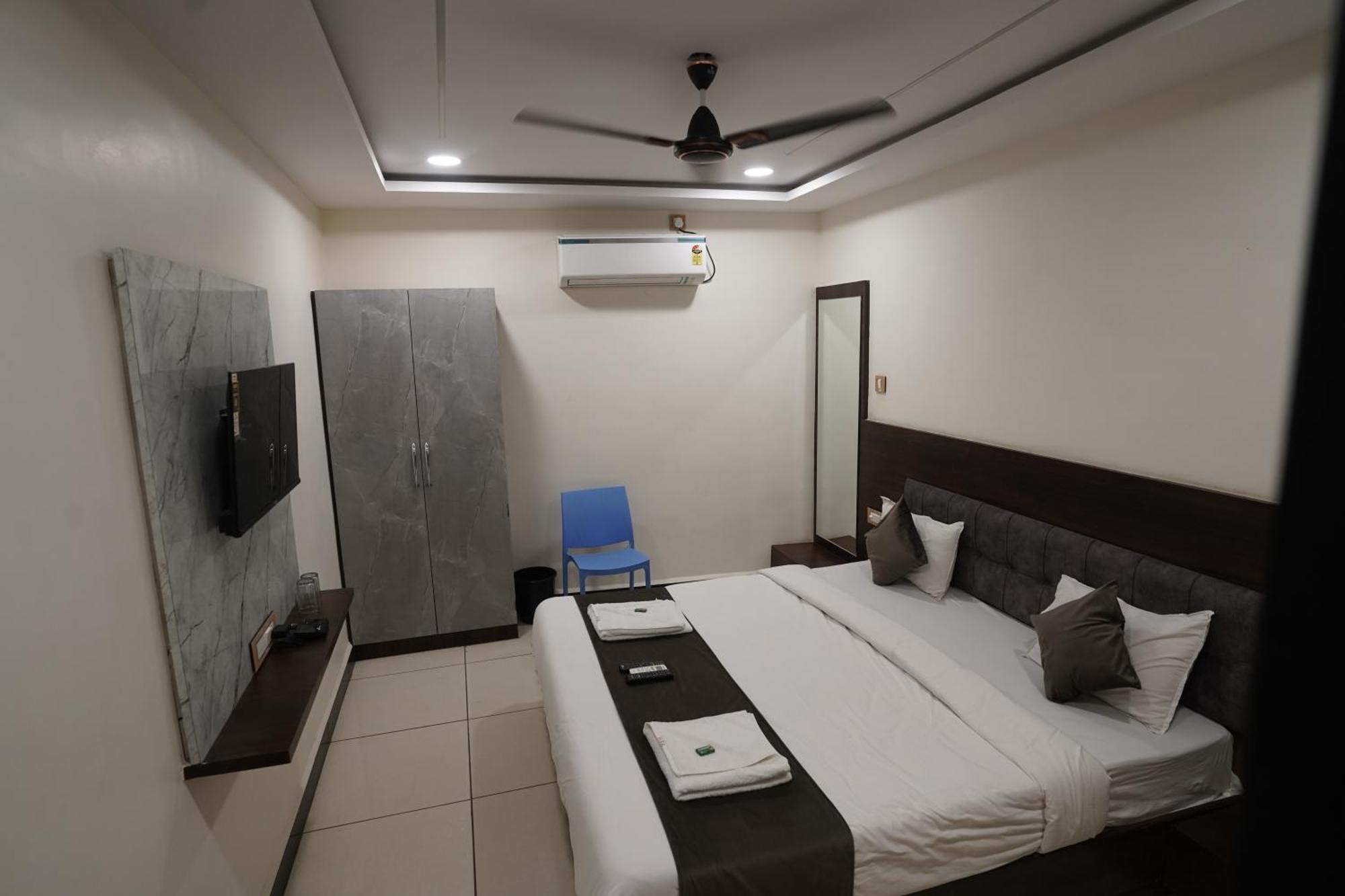 Hotel Dev Kripa Ujjain Buitenkant foto