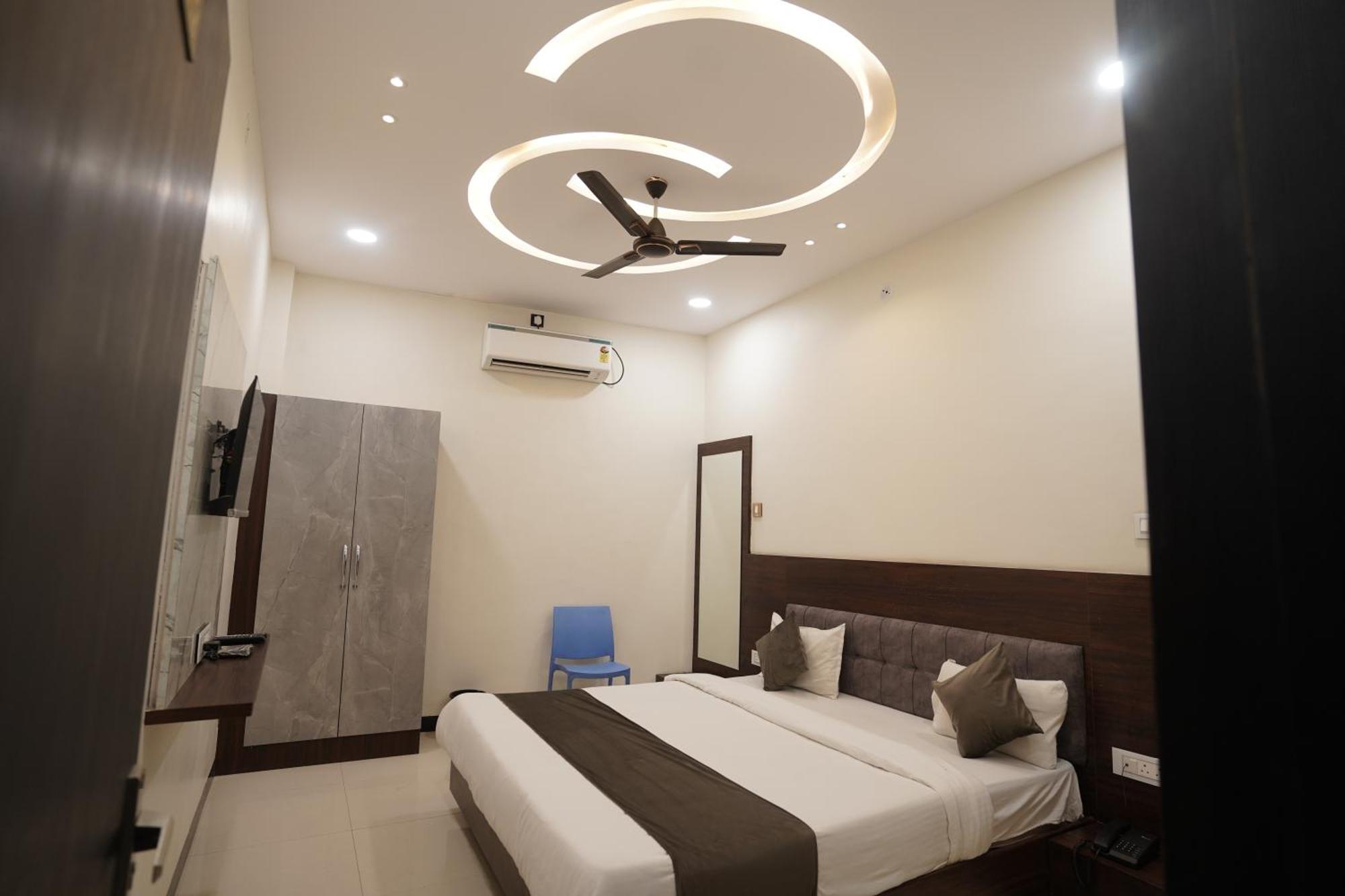 Hotel Dev Kripa Ujjain Buitenkant foto