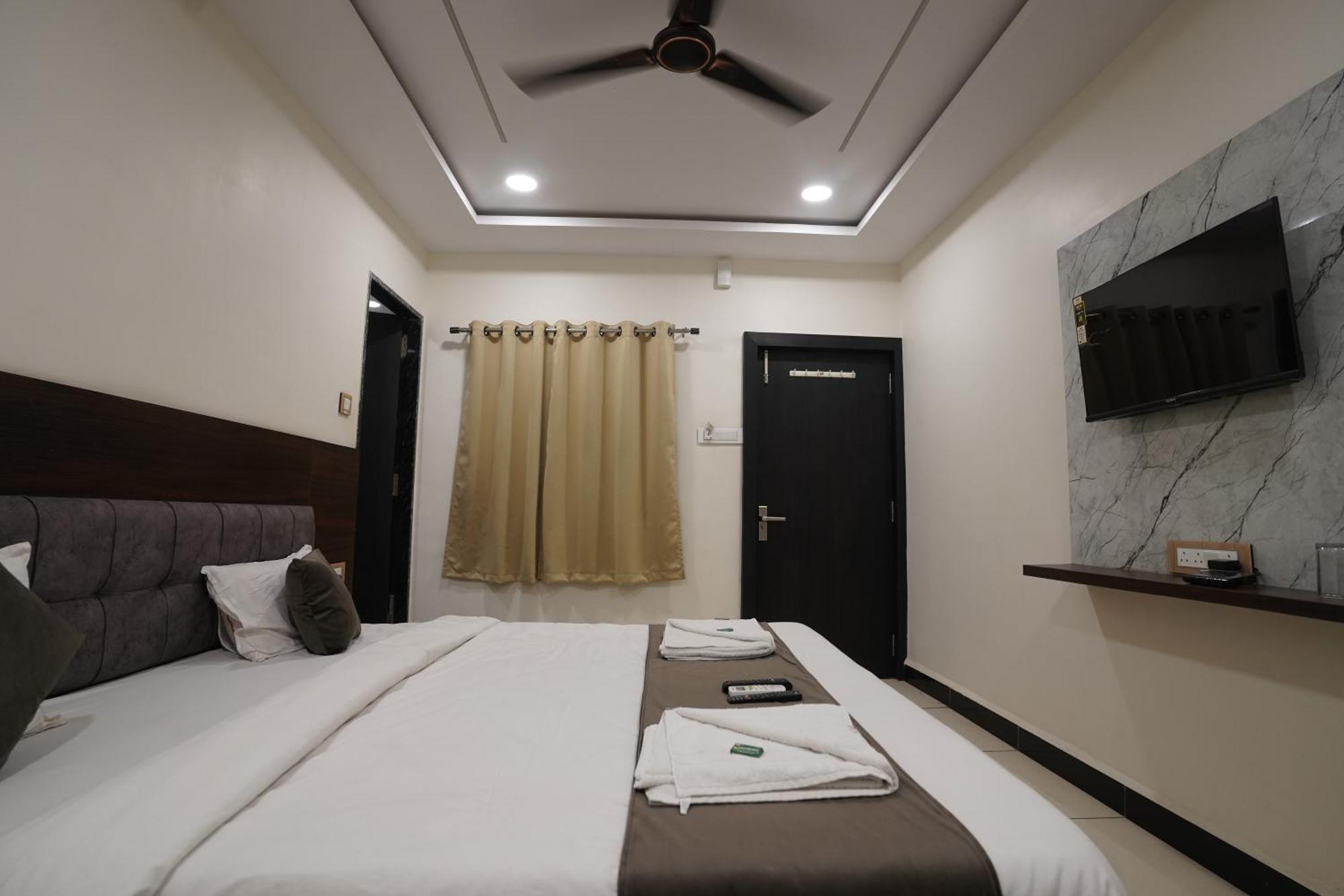 Hotel Dev Kripa Ujjain Buitenkant foto