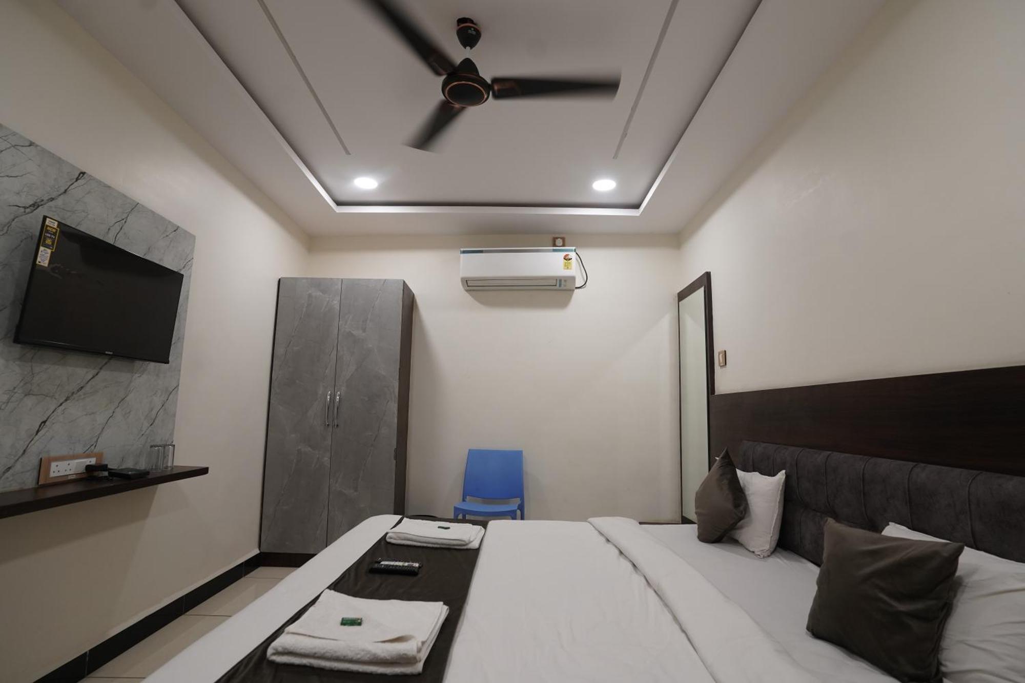 Hotel Dev Kripa Ujjain Buitenkant foto
