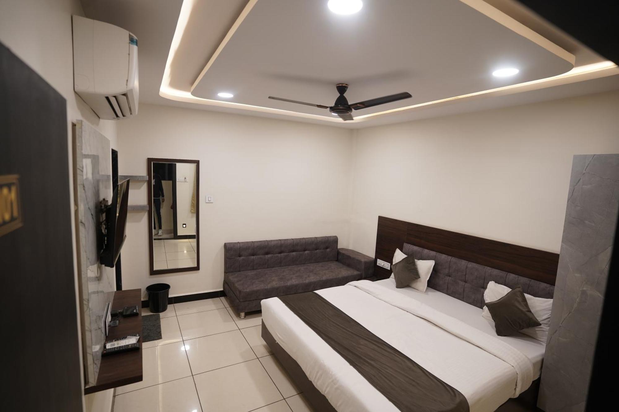 Hotel Dev Kripa Ujjain Buitenkant foto