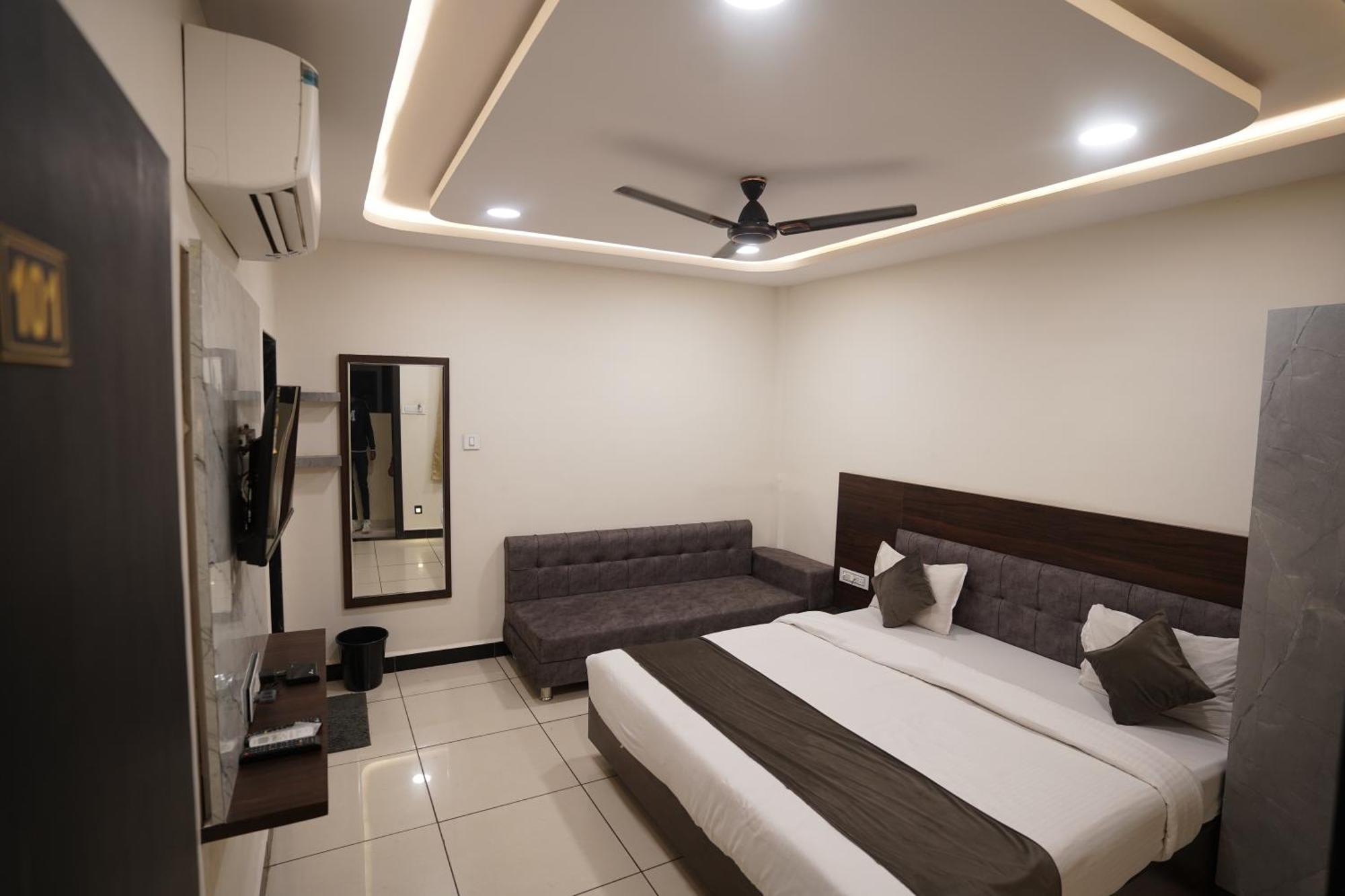 Hotel Dev Kripa Ujjain Buitenkant foto